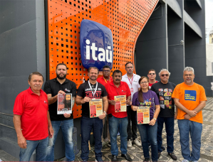 Itaú fecha agências, demite em massa e adoece funcionários: bancários de Alagoas param agência no Dia Nacional de Luta