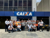 Empregados da Caixa vestem branco e atrasam abertura de agência em defesa do Saúde Caixa
