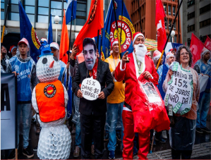 Basta de juros altos! Centrais sindicais protestam na sede do Banco Central